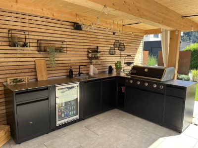 Outdoorküche mit Gasgrill und Spühlbecken.jpg