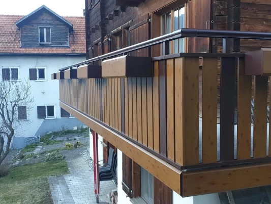 Aluminiumgeländer Holzoptik mit Blumenkisten