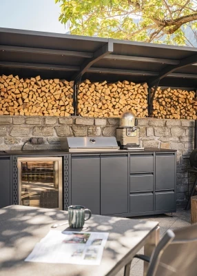 Outdoorküche mit Grill, Spülbecken und Kühlschrank