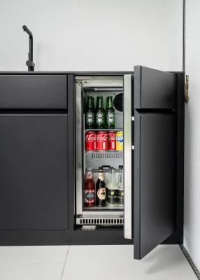 Integrierter Getränkekühlschrank in einer massgefertigten Outdoorküche von Metallbau Perazzelli.