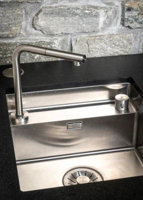 Hochwertige Edelstahl-Spüle mit moderner Armatur in einer Outdoor-Küche nach Mass.
