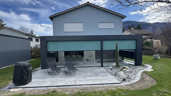 Terrassendach mit Dach- und Vertikalbeschattung und Schiebverglasung