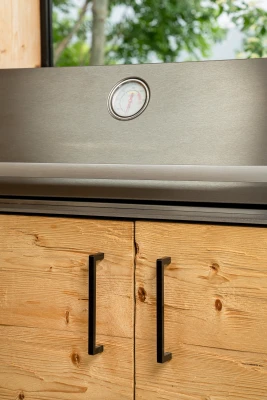 Detailansicht der Edelstahl-Grillhaube einer massgefertigten Outdoorküche.