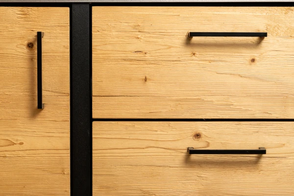 Detailaufnahme der Holzfronten und schwarzen Stahlkonstruktion.