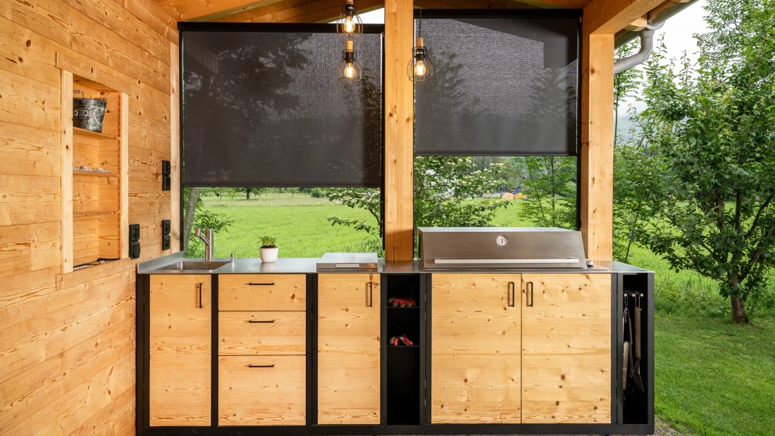 Aussenküche mit Holzfront