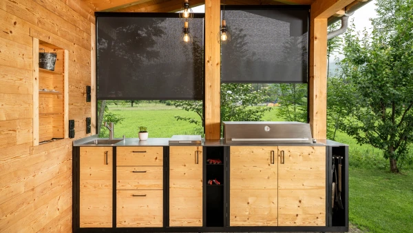 Outdoorküche mit Holzfront