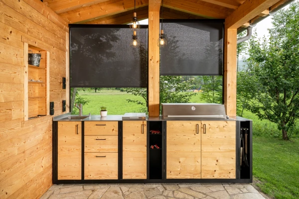 Outdoorküche mit Holzfront