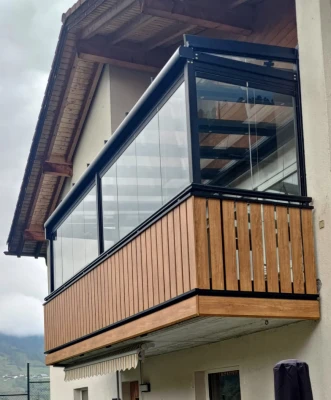 Balkon mit Verglasung und Aluminiumgeländer Holzoptik