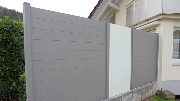 Sichtschutz Aluminium kombiniert mit Michlglas