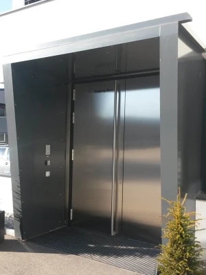 Büroeingang verblecht