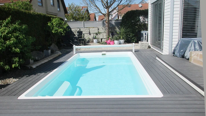 Aluminiumbodendielen rund um den Pool