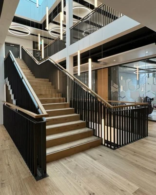 Treppengeländer mit Holzhandlauf