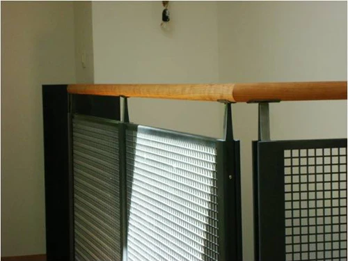 Geländer mit Holzhandlauf