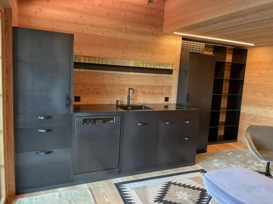 Stylische Metallküche indoor