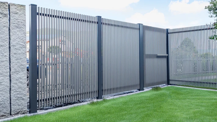 Hoher Zaun aus Aluminium