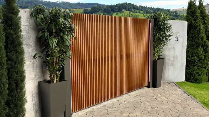 Drehtor Aluminium in Holzoptik