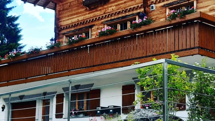 Chalet mit Aluminiumgeländer in Holzoptik